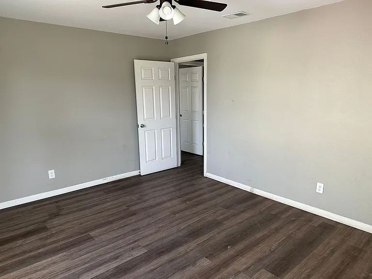 2401 Shropshire St — Photo 9