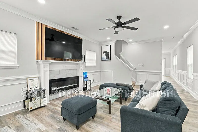 3 bed, 2.5 bath, 1380 sqft, $2,600 — Photo 3