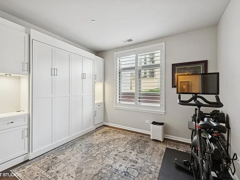 33 W Huron St #510 — Photo 15