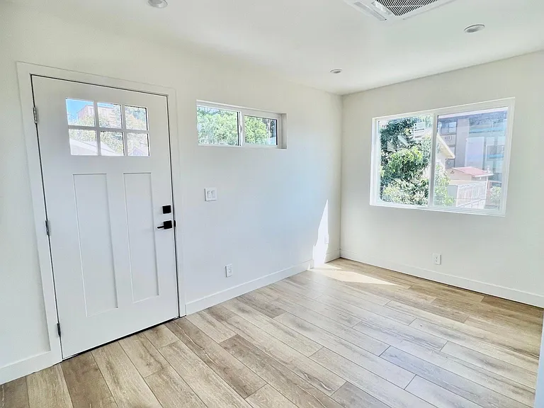 437 1/2 N Mountain View Ave — Photo 5
