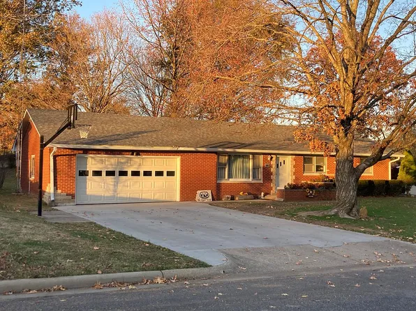 461 E Park Ln, Nashville, IL 62263