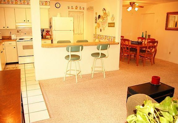 Kitchen w/island, separate dining area