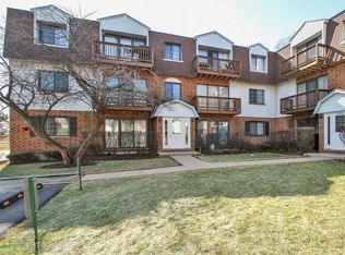 4202 Central Rd APT 1A, Glenview, IL 60025