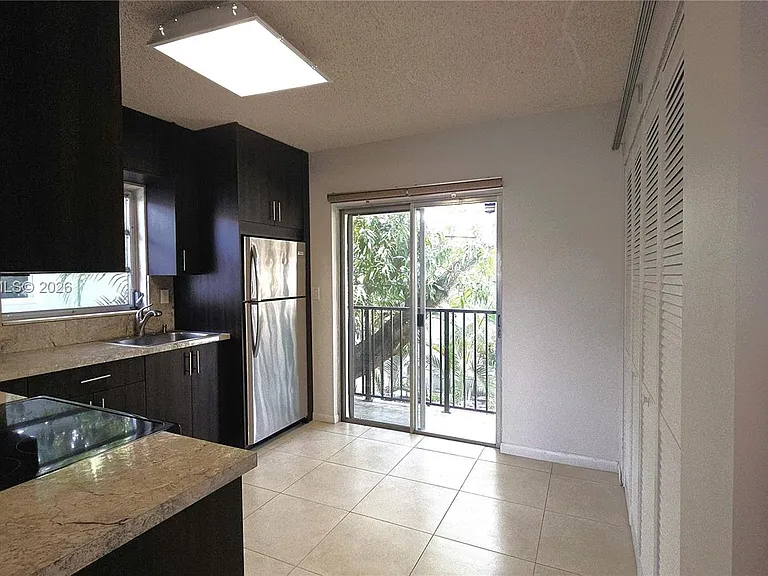 3519 SW 17th Ter #3519 — Photo 12
