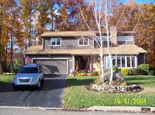 1183 Candlewood Dr, Pen Argyl, PA 18072