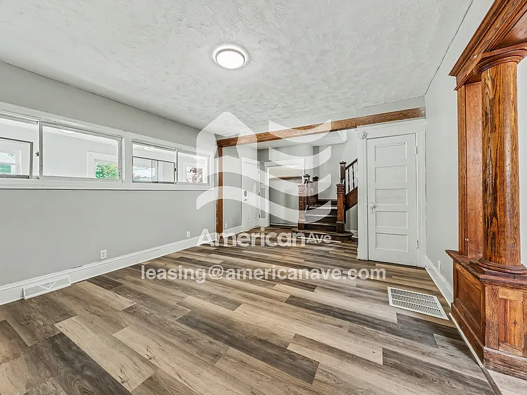 1067930_003_living_room_3.jpg