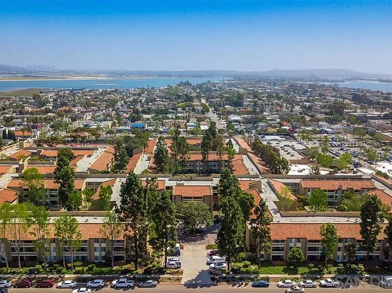 Walkers paradise with access to 3 grocery stores, several parks & beaches, and the PB shopping & nightlife district nearby