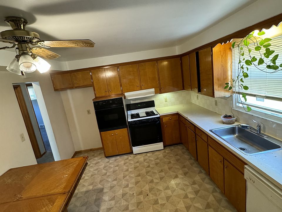 Spacious eat-in kitchen