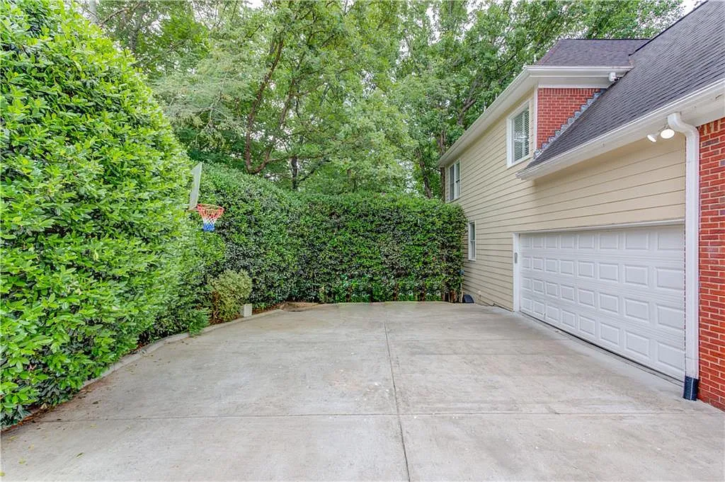 6 bed, 5.0 bath, 4624 sqft, $4,200 — Photo 3