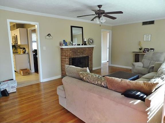 2nd image of 821 Carlisle Dr