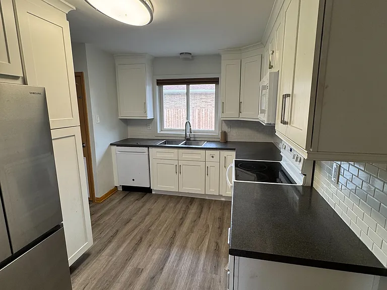 100 Susan Ave — Photo 9