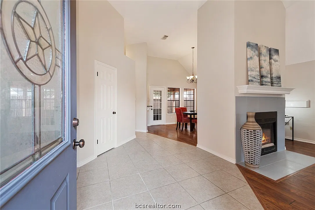 3 bed, 1855 sqft, $2,400 — Photo 4
