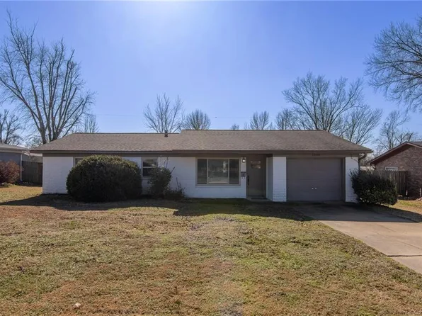 1208 NE 3rd St, Bentonville, AR 72712