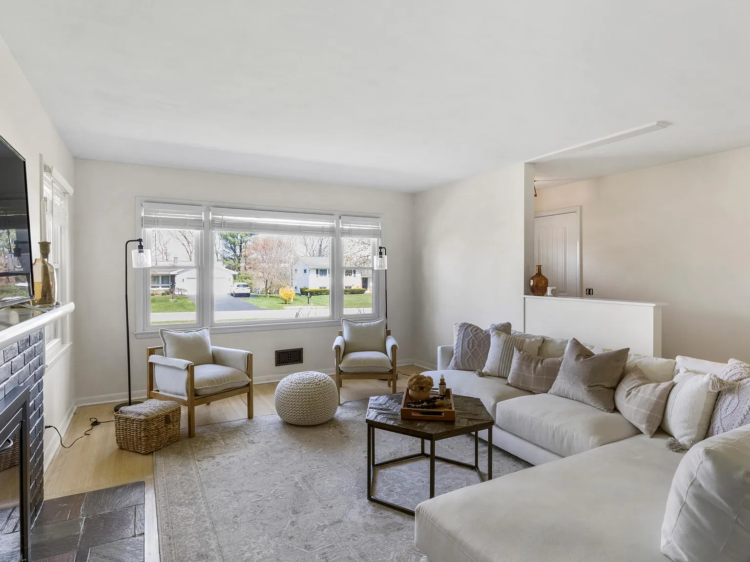 3 bed, 1.5 bath, 1550 sqft, $3,800 — Photo 3