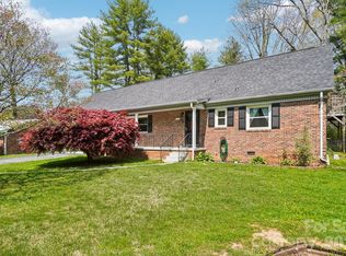 710 Heatherwood Dr, Hendersonville, NC 28792
