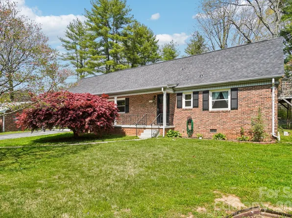 710 Heatherwood Dr, Hendersonville, NC 28792