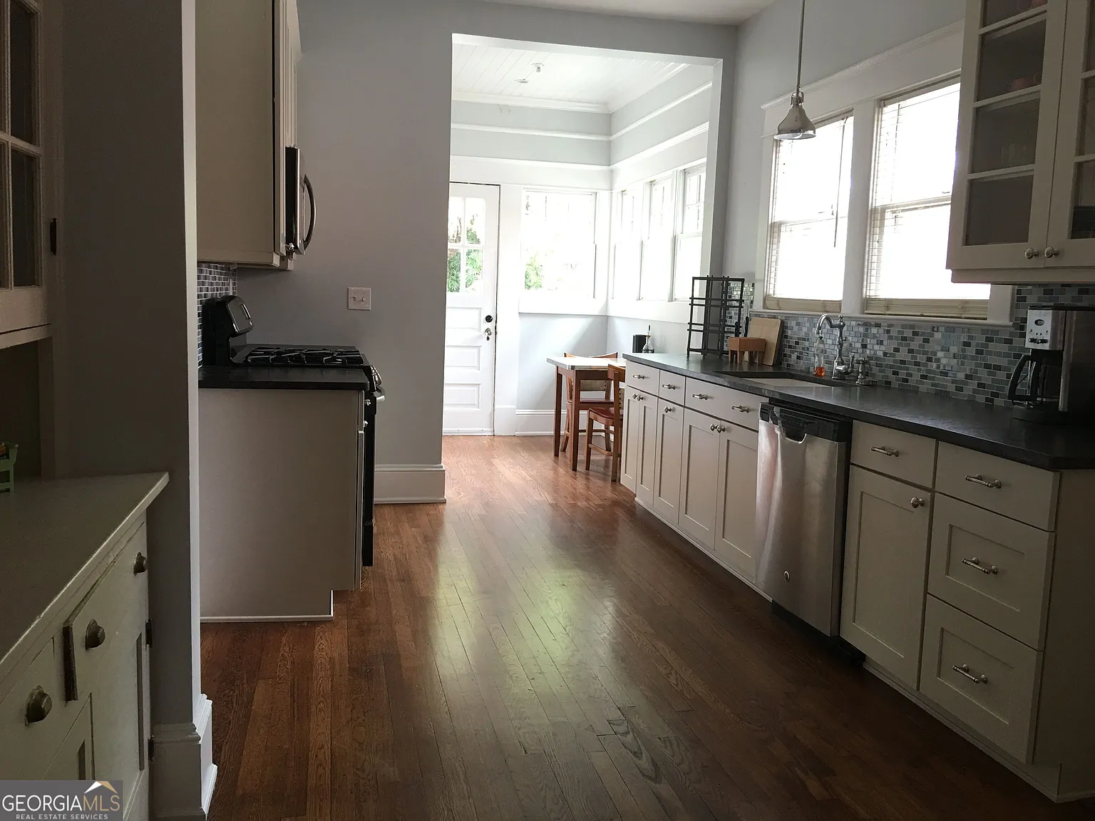 3 bed, 2.0 bath, 1800 sqft, $4,995 — Photo 3