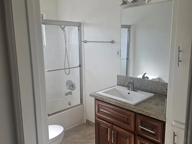 636 N Sweetzer Ave #10 — Photo 5