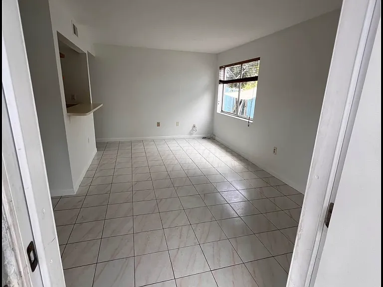 10770 SW 6th St — Photo 2