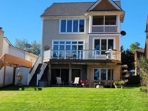 810 Wolverine Dr, Wolverine Lake, MI 48390