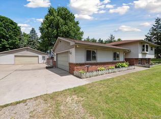 12481 Shady Oak Dr, South Lyon, MI 48178