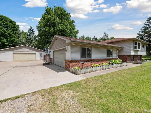 12481 Shady Oak Dr, South Lyon, MI 48178