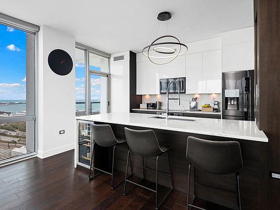 3rd image of 1629 S Prairie Ave #3011