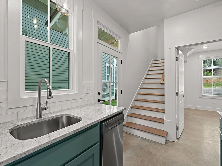 709 Jefferson St — Photo 13