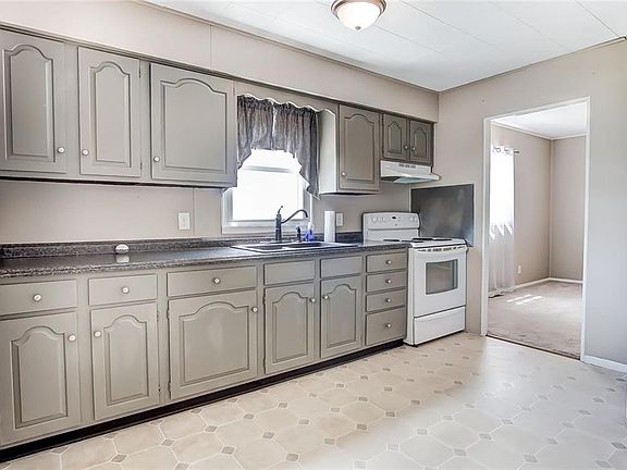 2nd image of 132 W Circle Dr