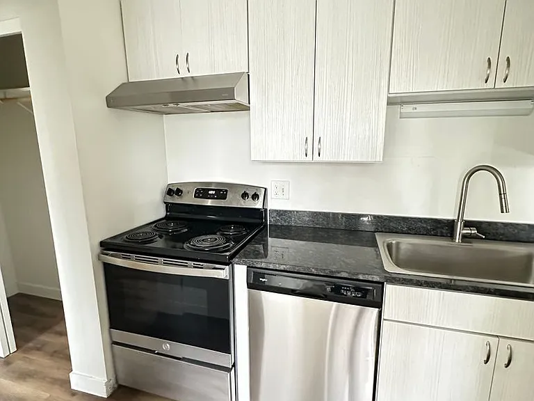 3377 S Clarkson St — Photo 4