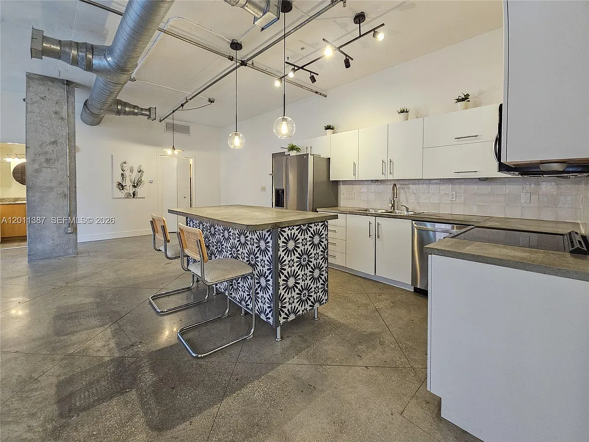 Building Photo - 444 NE 30th St #604