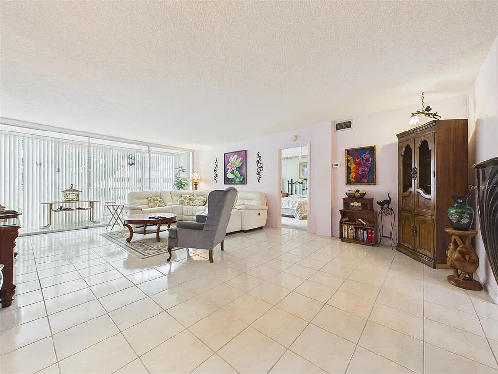 2 bed, 2.0 bath, 1370 sqft, $2,200 — Photo 4