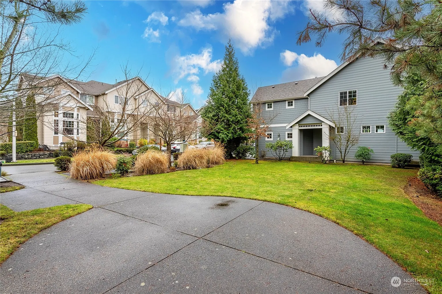 428 Tacoma Place NE photo 1