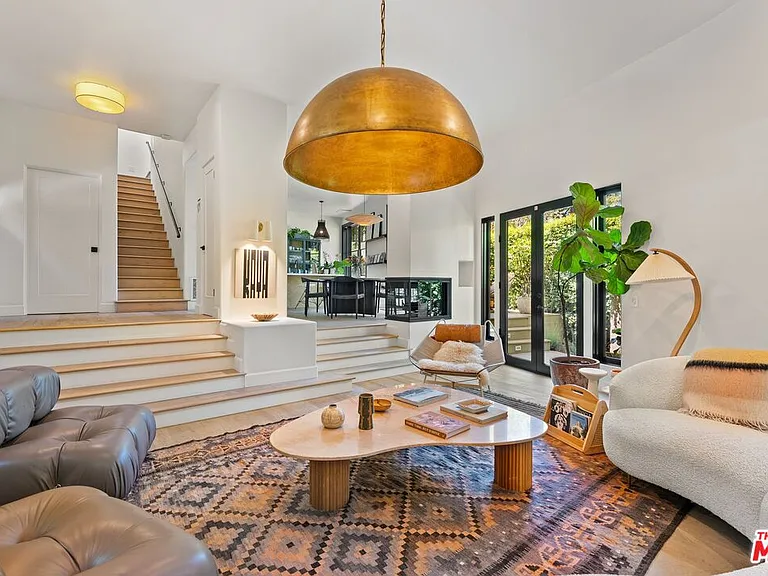 2065 Watsonia Ter — Photo 4