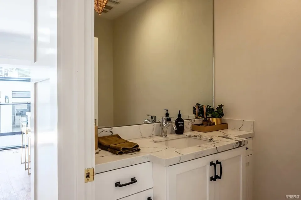 5 bed, 4.5 bath, 2700 sqft, $18,000 — Photo 4
