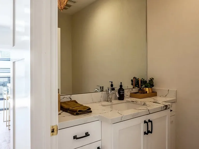 1524 N Sierra Bonita Ave — Photo 4