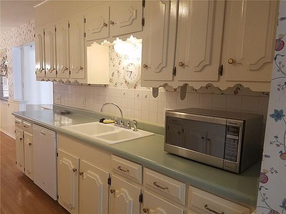 3rd image of 2033 Westridge Dr