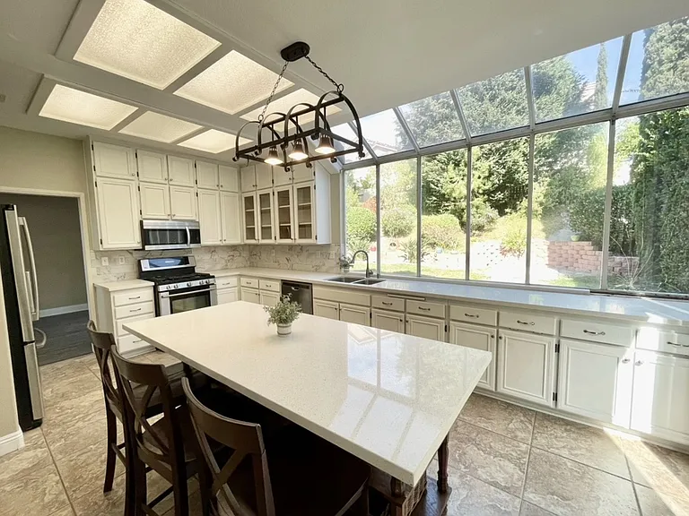 1586 Avenida Guillermo — Photo 2