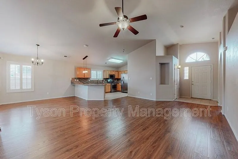 3 bed, 2.0 bath, 1624 sqft, $2,195 — Photo 3