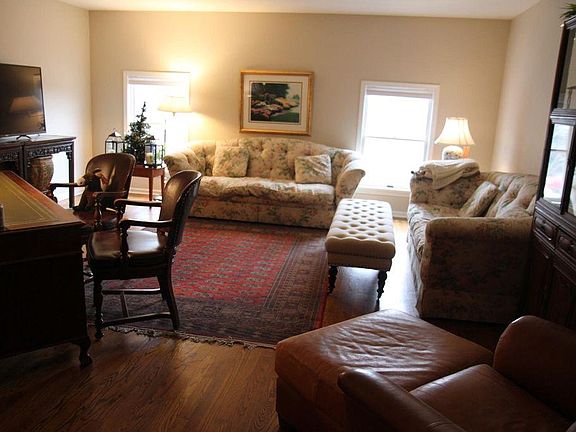 Sitting area, overlooking Third Street