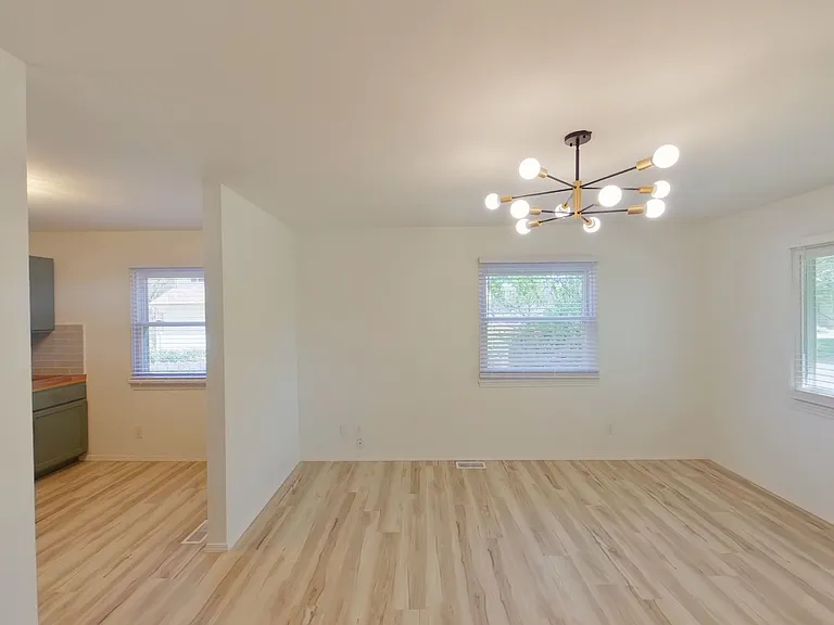 1031 N Edwards Ave — Photo 5