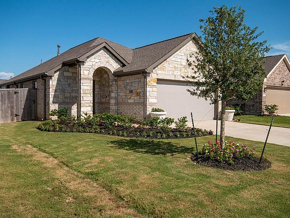 Lennar smart home 3-2-2 with no back neighbors, Beautiful Landscape front yard with sprinkler.