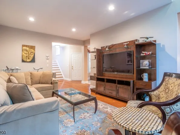 28 Camlet Ct, Roseland Boro, NJ 07068