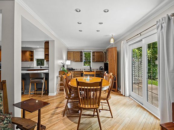 4th image of 3422 Oakwood Dr