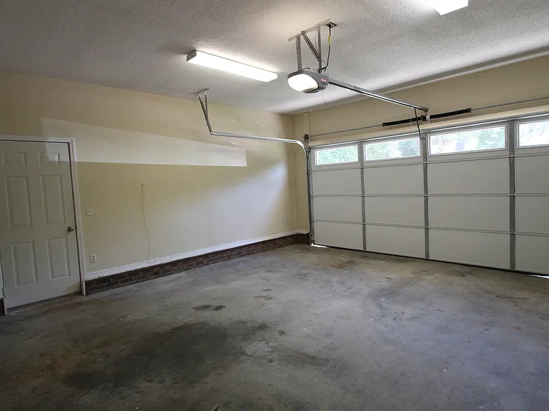 106 Elliott St W — Photo 34