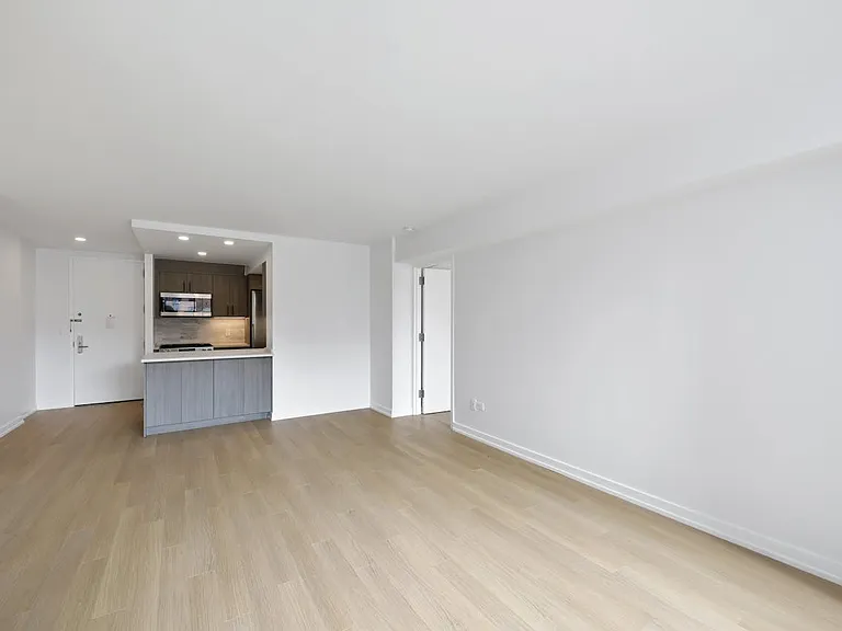 200 W 60th St #7G — Photo 8