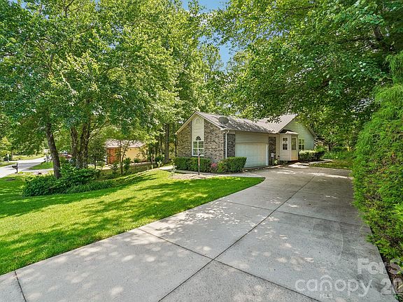 4th image of 7 Saint Andrews Dr