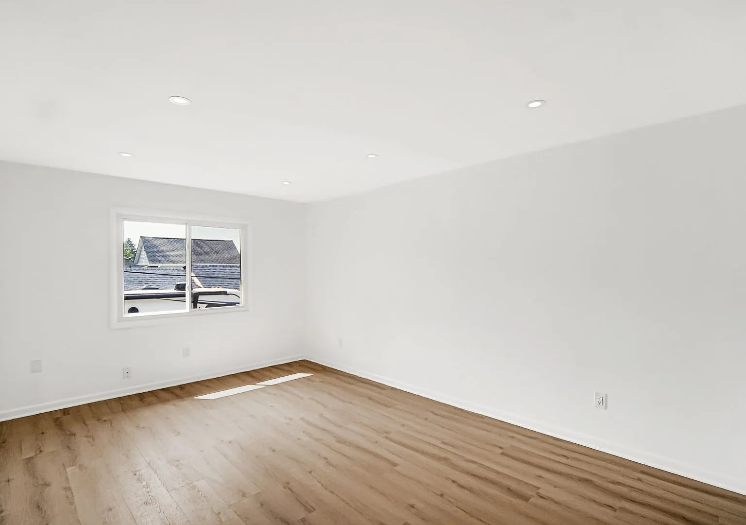 323 W Walnut St — Photo 4