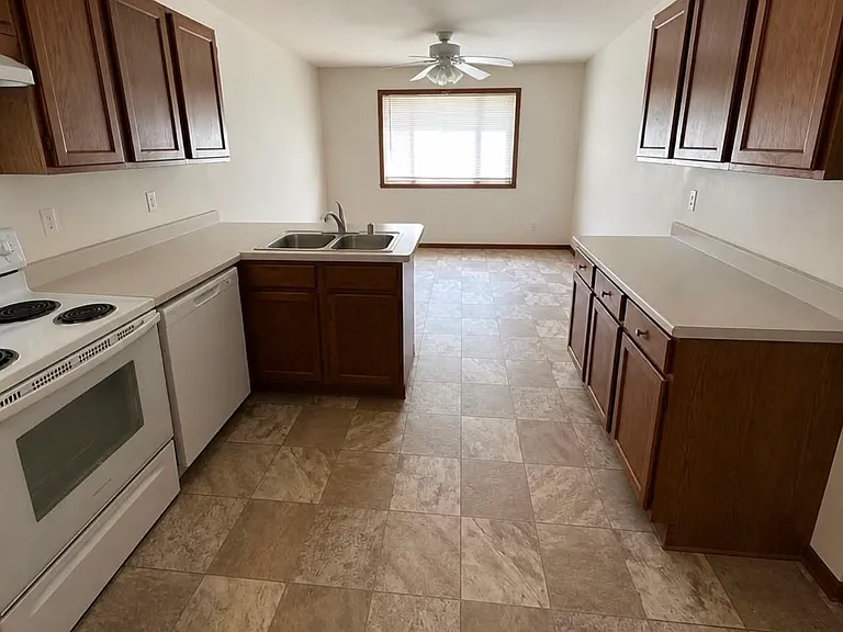 501 Manchester Ln — Photo 5