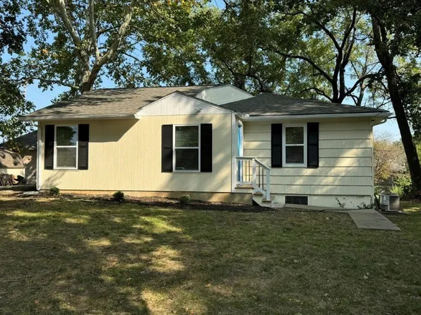 1101 Maple Ln, Pleasant Hill, MO 64080